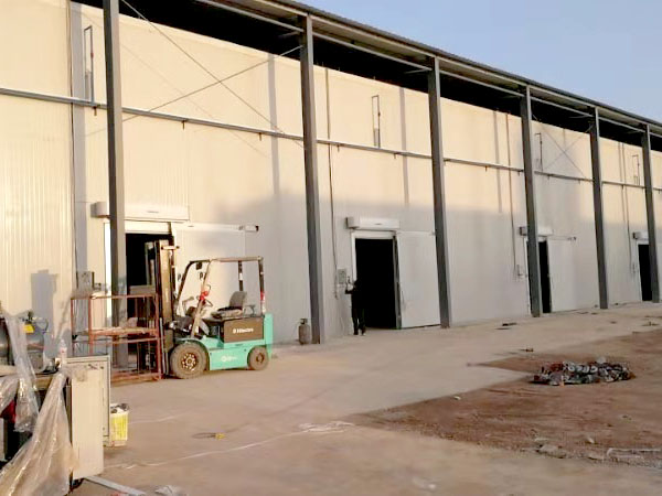 冷庫工程基本安裝完成，進(jìn)行初步檢測(cè)